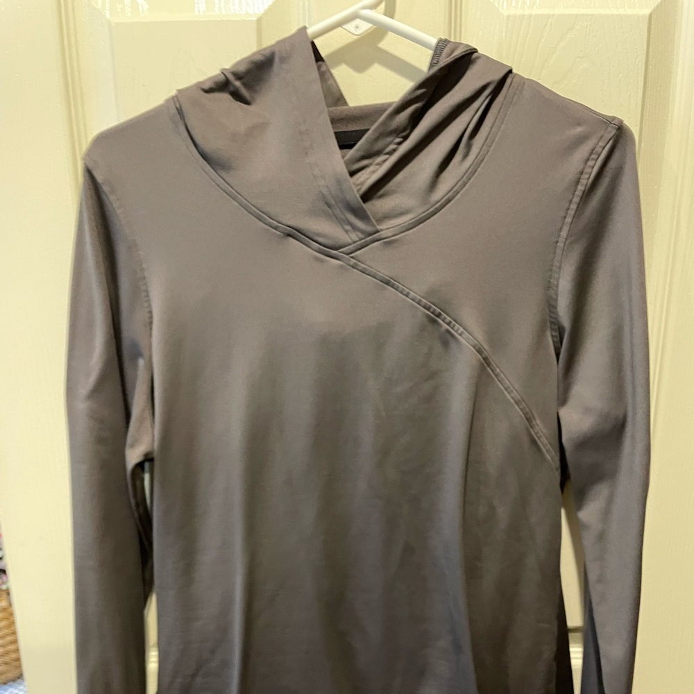 Under armor pull over,